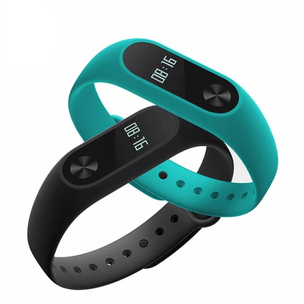 Deux bracelets connectés accrochés ensemble