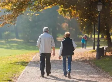 Bracelet connecté santé Harmony — prévention au quotidien
un couple senior marchent dans un parc